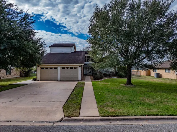640 S College ST, La Grange, TX 78945