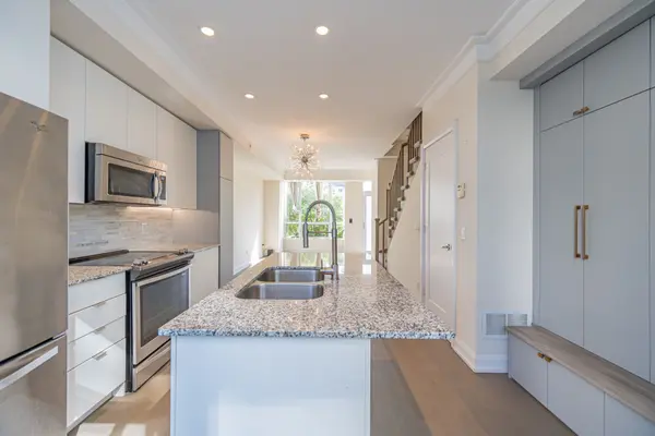 18 Graydon Hall DR #TH12, Toronto C13, ON M3A 0A4