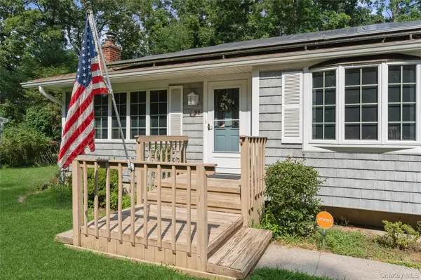31 Cedar Branch ST, Middle Island, NY 11953