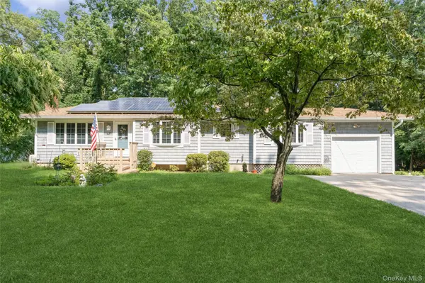 31 Cedar Branch ST, Middle Island, NY 11953
