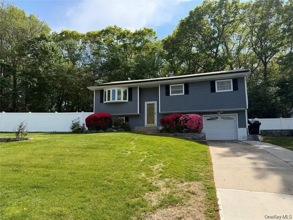35 Shelton CT, Ronkonkoma, NY 11779