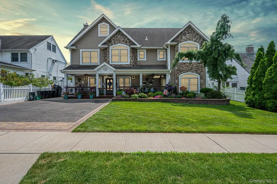 4 Teamster LN, Levittown, NY 11756