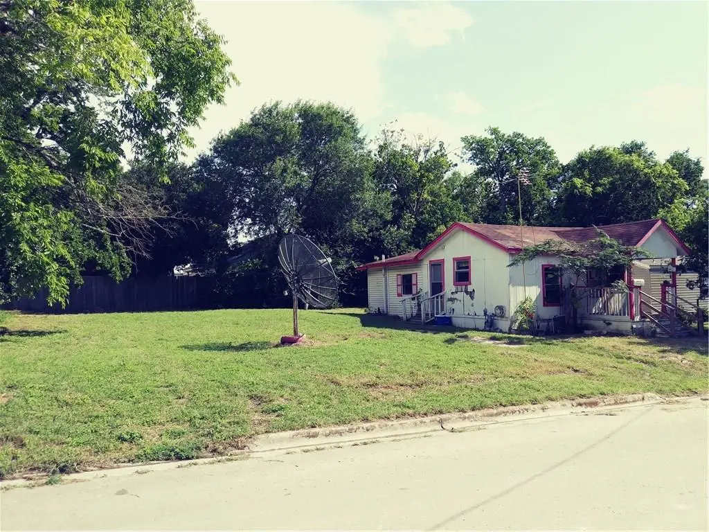 812 First ST, Lockhart, TX 78644