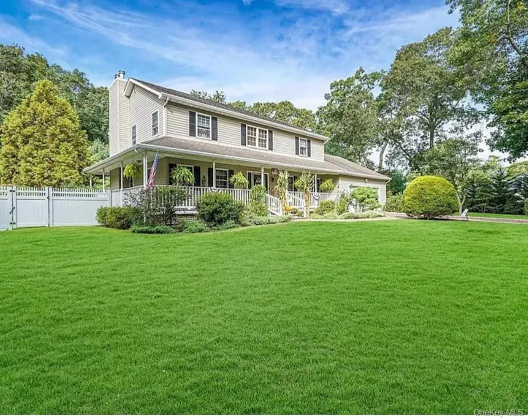 64 Beachfern RD, Center Moriches, NY 11934