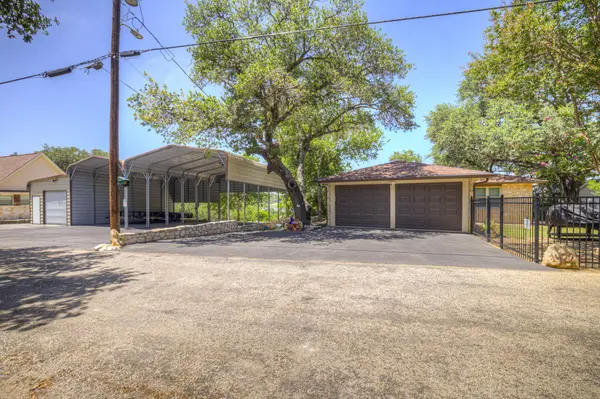 1422 Oakridge LN, Canyon Lake, TX 78133