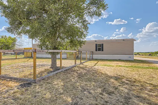 517 Crossroads DR, Dale, TX 78616