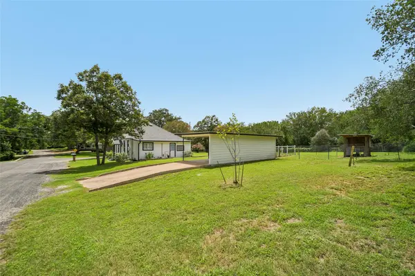 406 Live Oak ST, Smithville, TX 78957