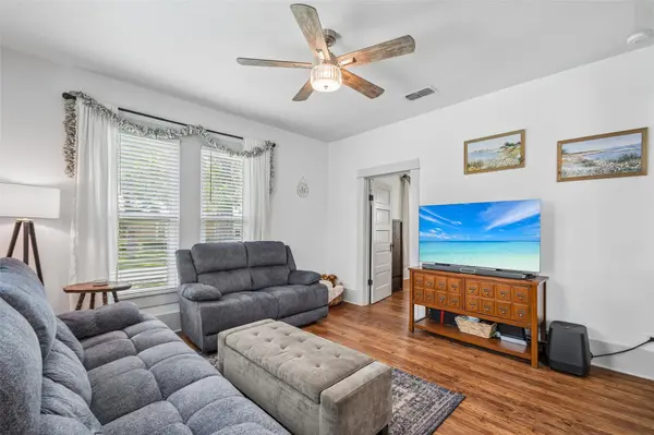 406 Live Oak ST, Smithville, TX 78957