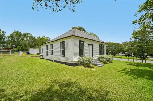 406 Live Oak ST, Smithville, TX 78957