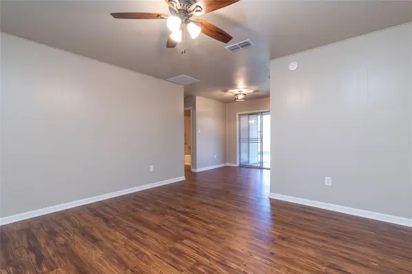 97 Peach ST, Luling, TX 78648