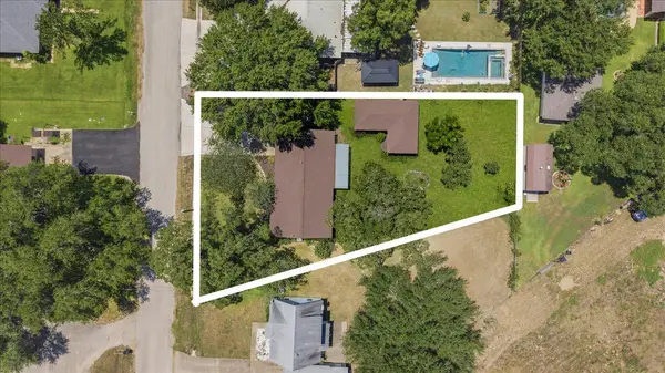 1415 NE Whitehead ST, Smithville, TX 78957