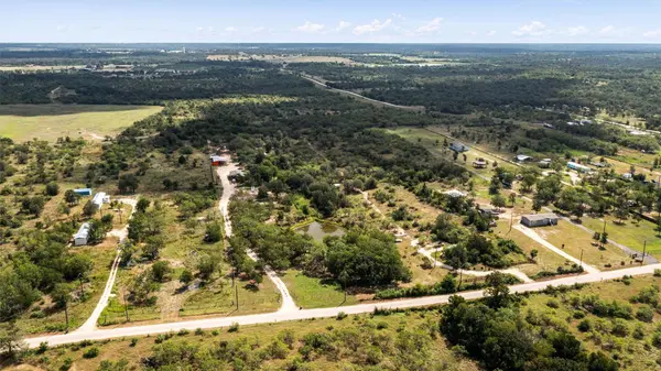 1411 Bugtussle LN, Luling, TX 78648
