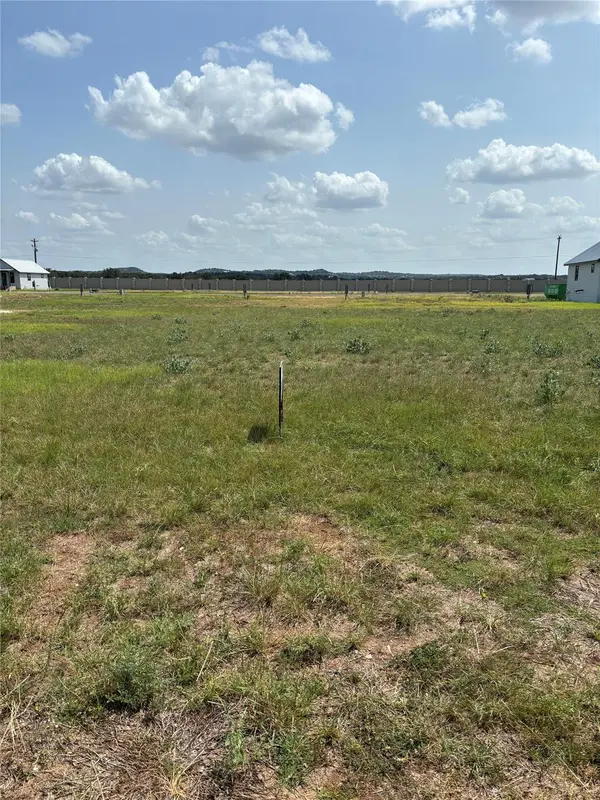 105 E Ogle CT, Fredericksburg, TX 78624