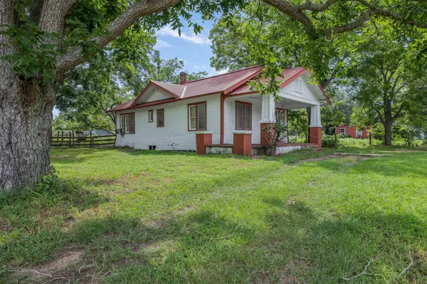 2005 W Grand Ave, Yoakum, TX 77995