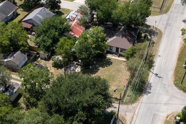 301 Holly Ave, Luling, TX 78648