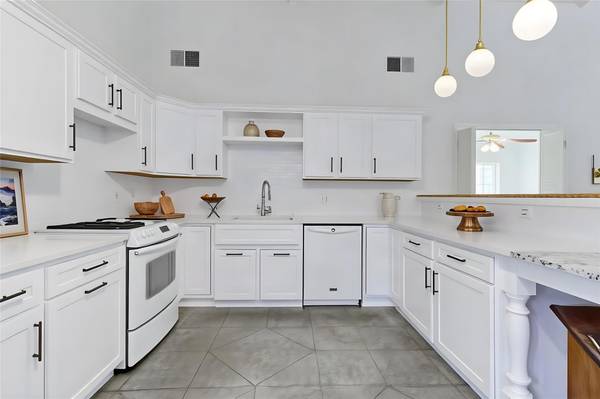 2084 Upper Elgin River RD, Elgin, TX 78621