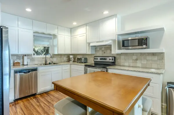410 Robinhood LN, Granite Shoals, TX 78654