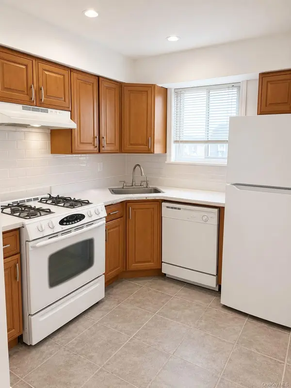 920 Broadway #16, Woodmere, NY 11598