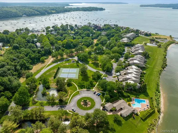 15 Harbour Point DR, Northport, NY 11768