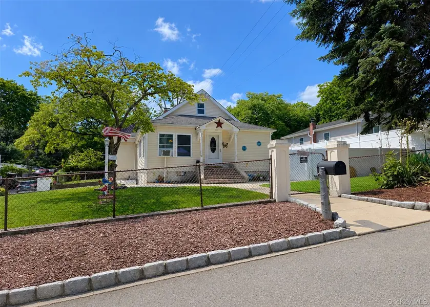 170 Woodycrest DR, Farmingville, NY 11738