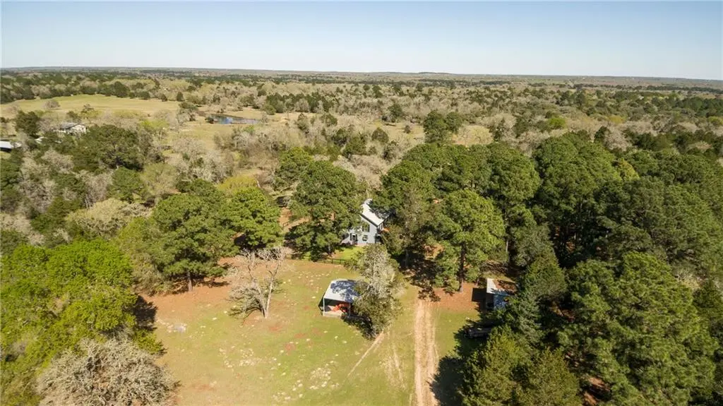170 Cricket Hollow LN, Smithville, TX 78957