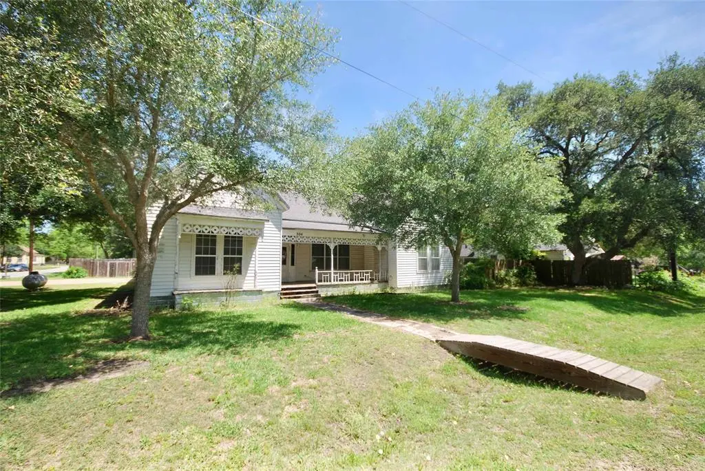 304 W McKinney ST, Moulton, TX 77975
