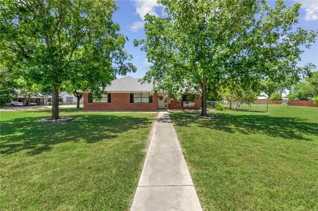1403 W Pietzsch ST, Bartlett, TX 76511