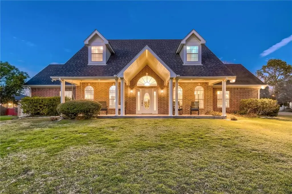 310 E 10th ST, Elgin, TX 78621