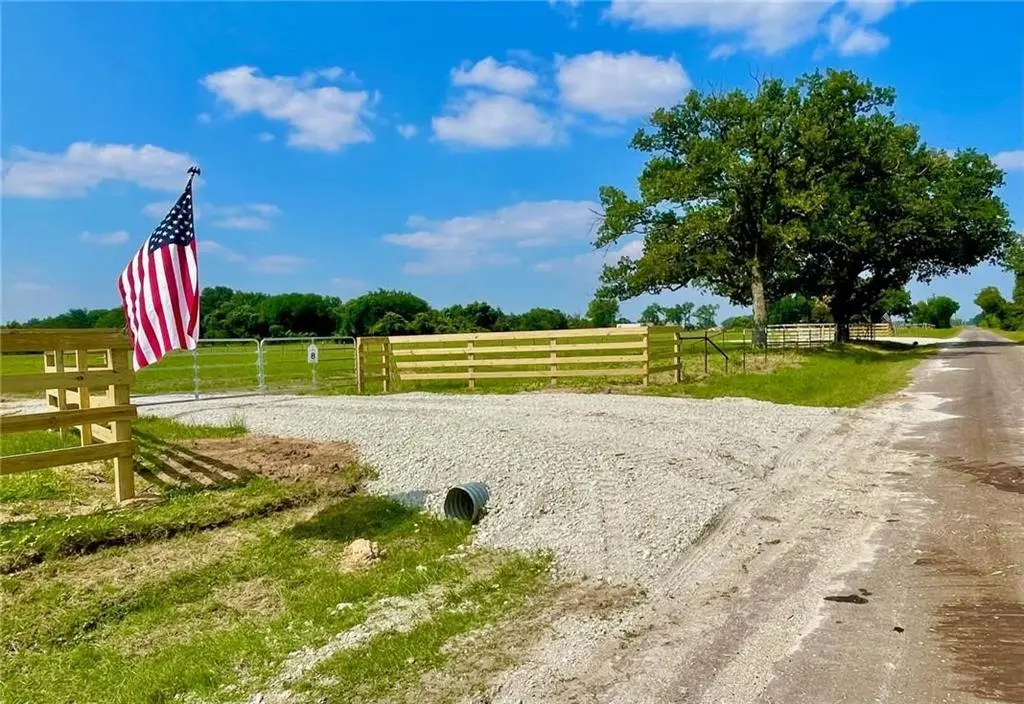 8938 Old Highway, Calvert, TX 77837