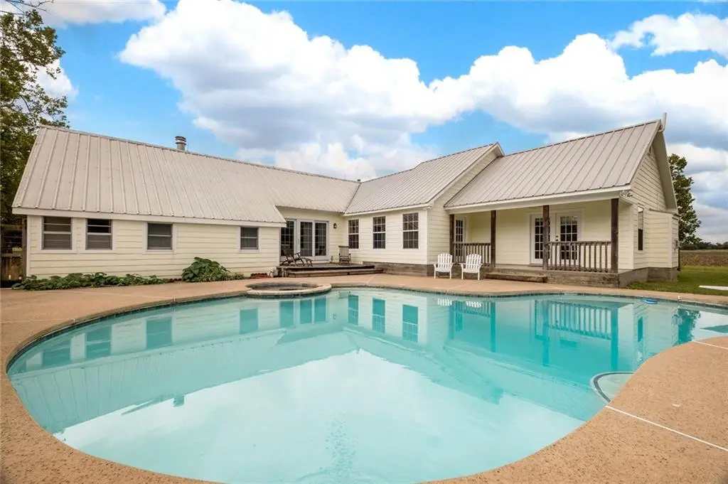 1734 S Raymond RD, La Grange, TX 78945
