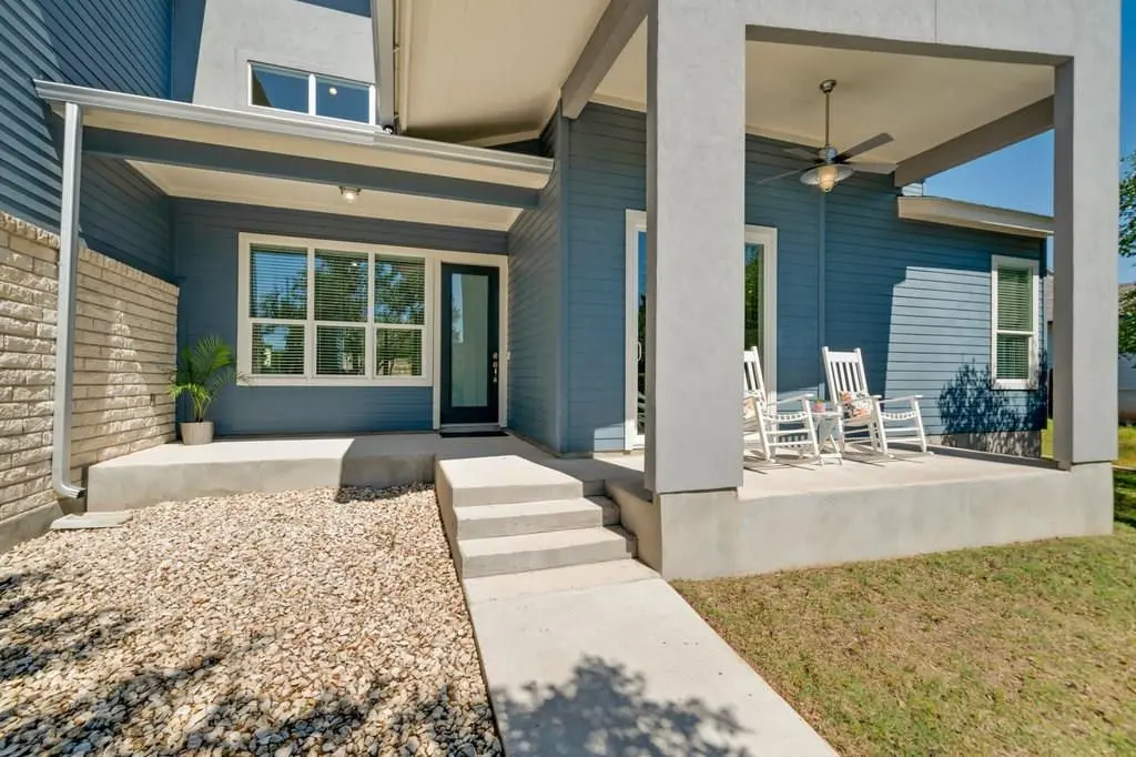 800 Newport DR, Briarcliff, TX 78669