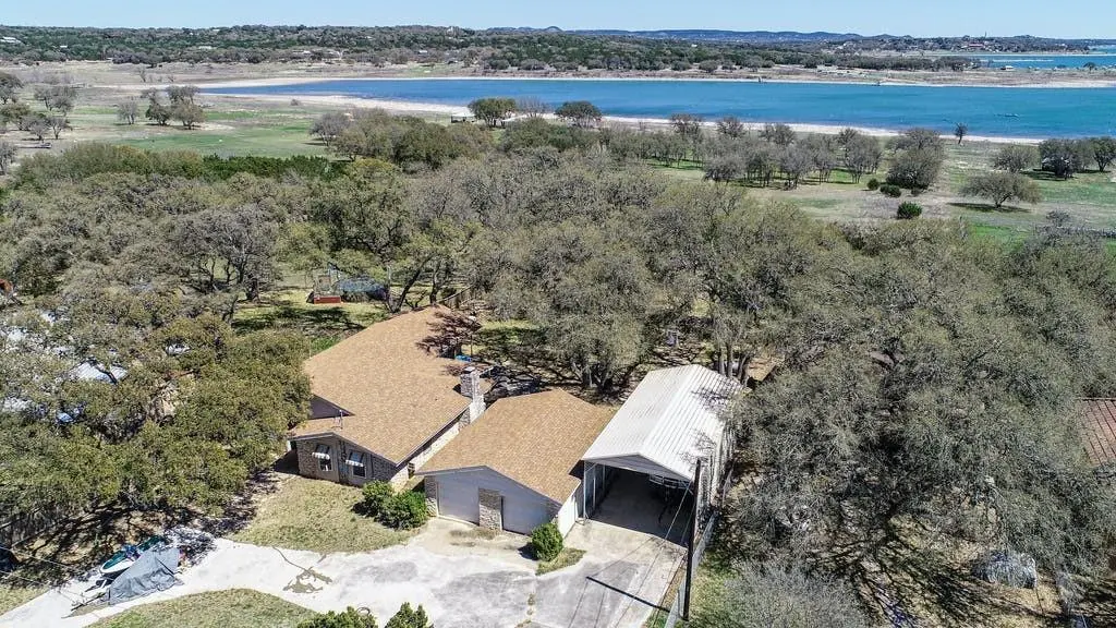 2858 Lakeshore DR, Canyon Lake, TX 78133