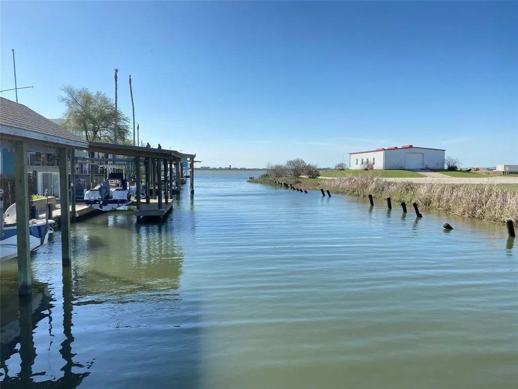 8509 Teichman RD, Galveston, TX 77554