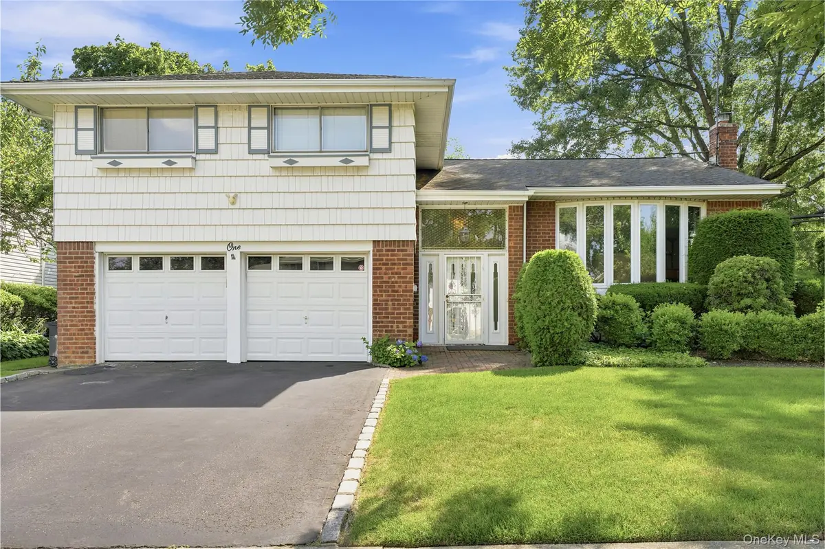 1 S Oaks BLVD, Plainview, NY 11803