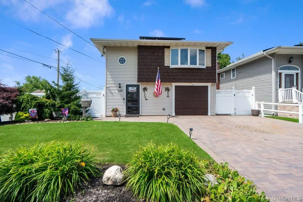 169 Wyona AVE, Lindenhurst, NY 11757