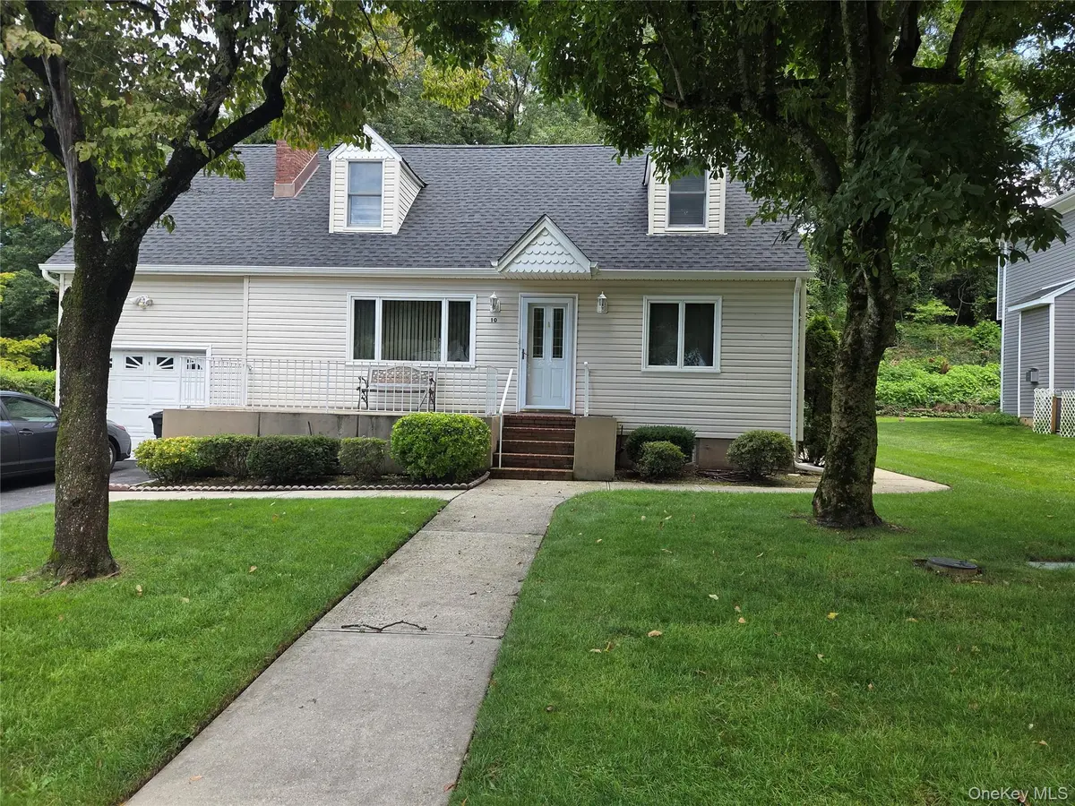10 Irving DR, Woodbury, NY 11797