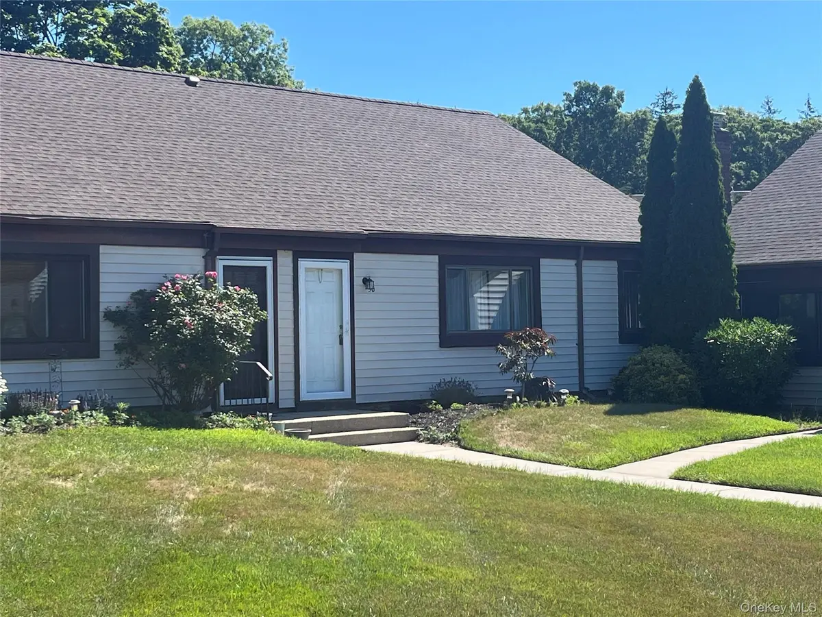 50 Gauguin CT #50, Middle Island, NY 11953