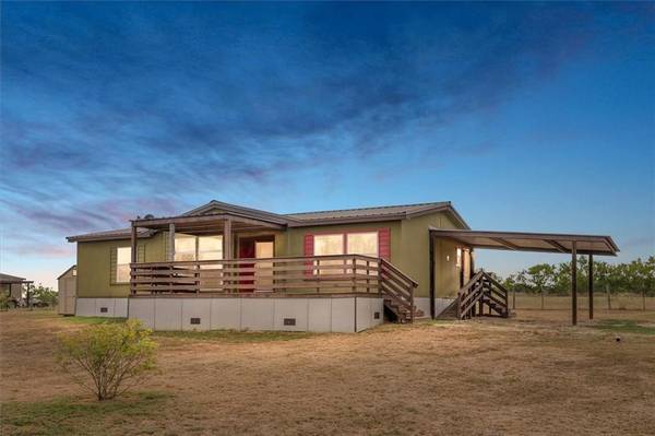 1944 County Line RD,  Dale,  TX 78616