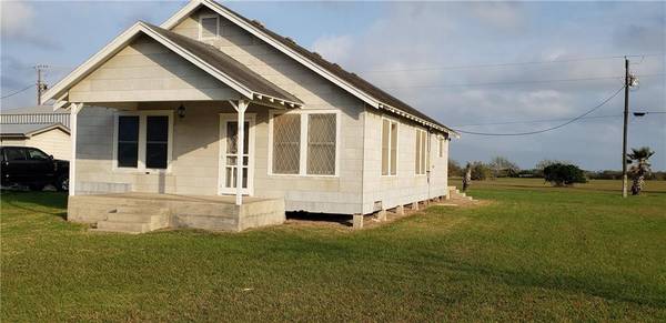 101 Silk Stocking ST, Port Lavaca, TX 77979