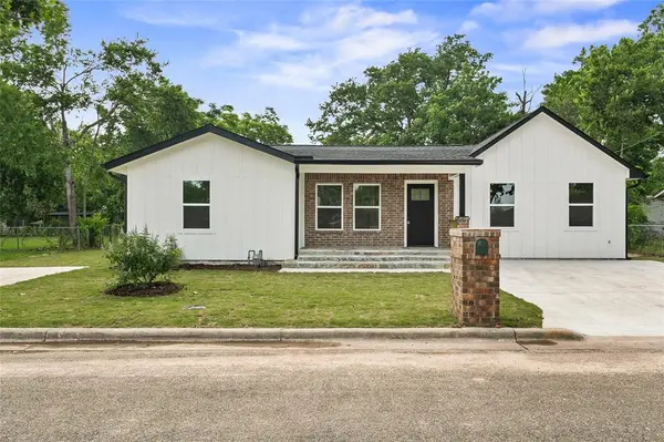 1704 N Hoover Ave,  Cameron,  TX 76520