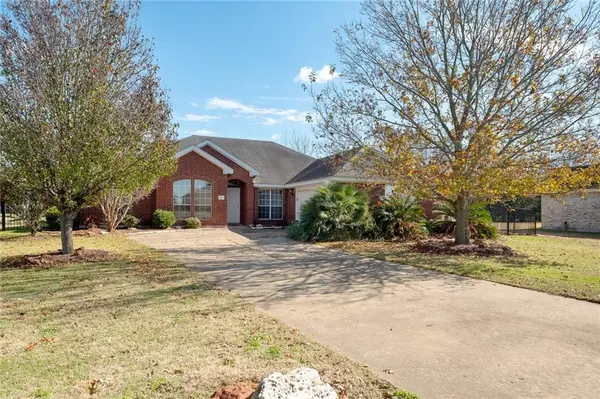 105 Swan CT, Bastrop, TX 78602
