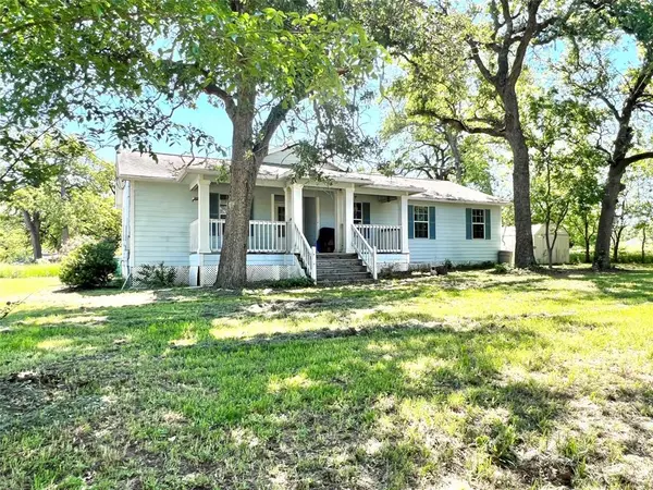 2105 W Gillis Ave,  Cameron,  TX 76520
