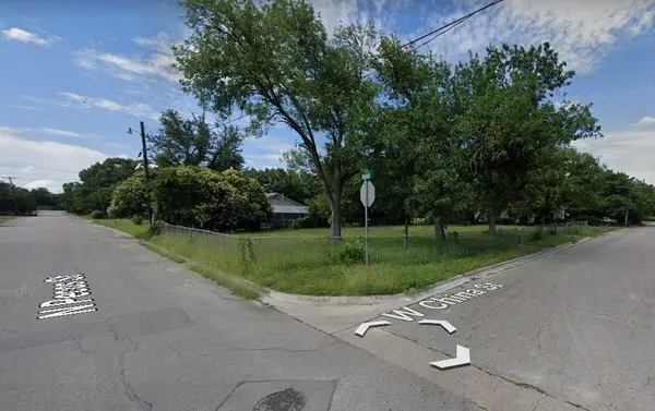 513 W China ST,  Lockhart,  TX 78644