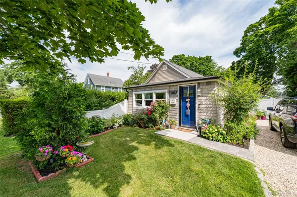 1022 Parkway ST, Riverhead, NY 11901