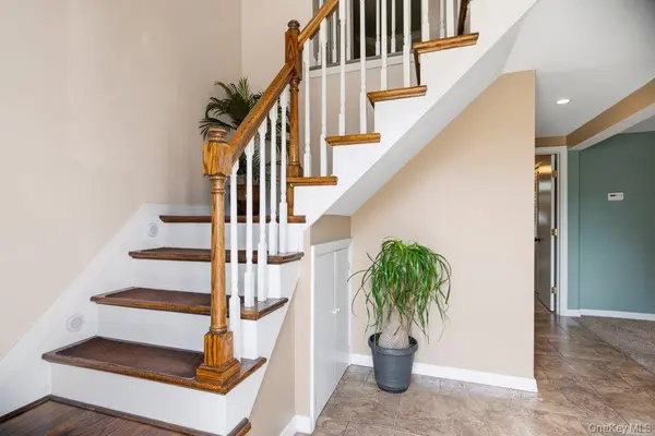 169 Wyona AVE, Lindenhurst, NY 11757