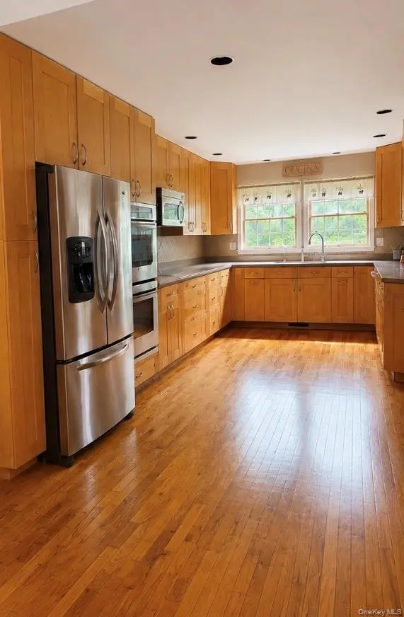 27 Depot RD, Westhampton Beach, NY 11978