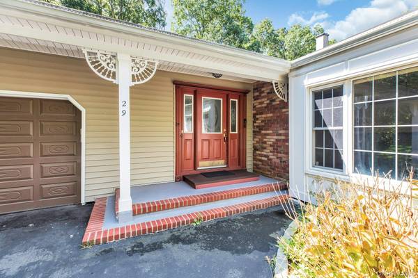 29 Columbine AVE, Hampton Bays, NY 11946