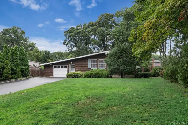 34 Crestwood LN, Lake Ronkonkoma, NY 11779