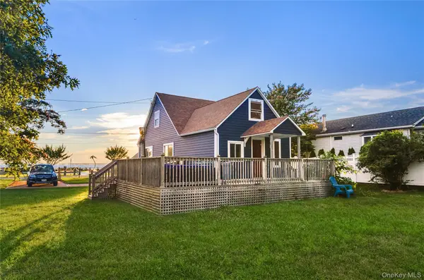 21 Grandview DR, Shirley, NY 11967