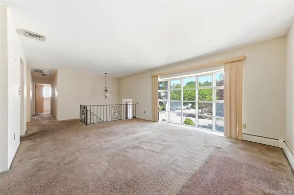18 Valley LN, Valley Stream, NY 11581